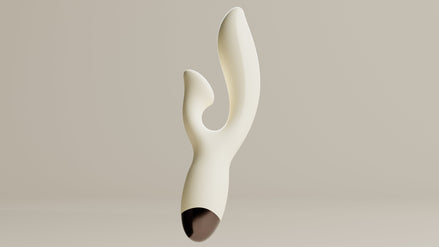 Odes Seduce Tarzan vibrator in crème wit, close-up van de gebogen dubbele vorm met gladde matte afwerking