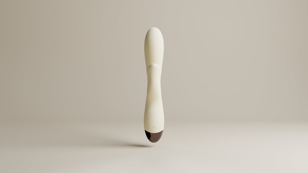 Witte Tarzan vibrator frontaal gefotografeerd, met slanke body, afgeronde top en subtiel knopdetail onderaan