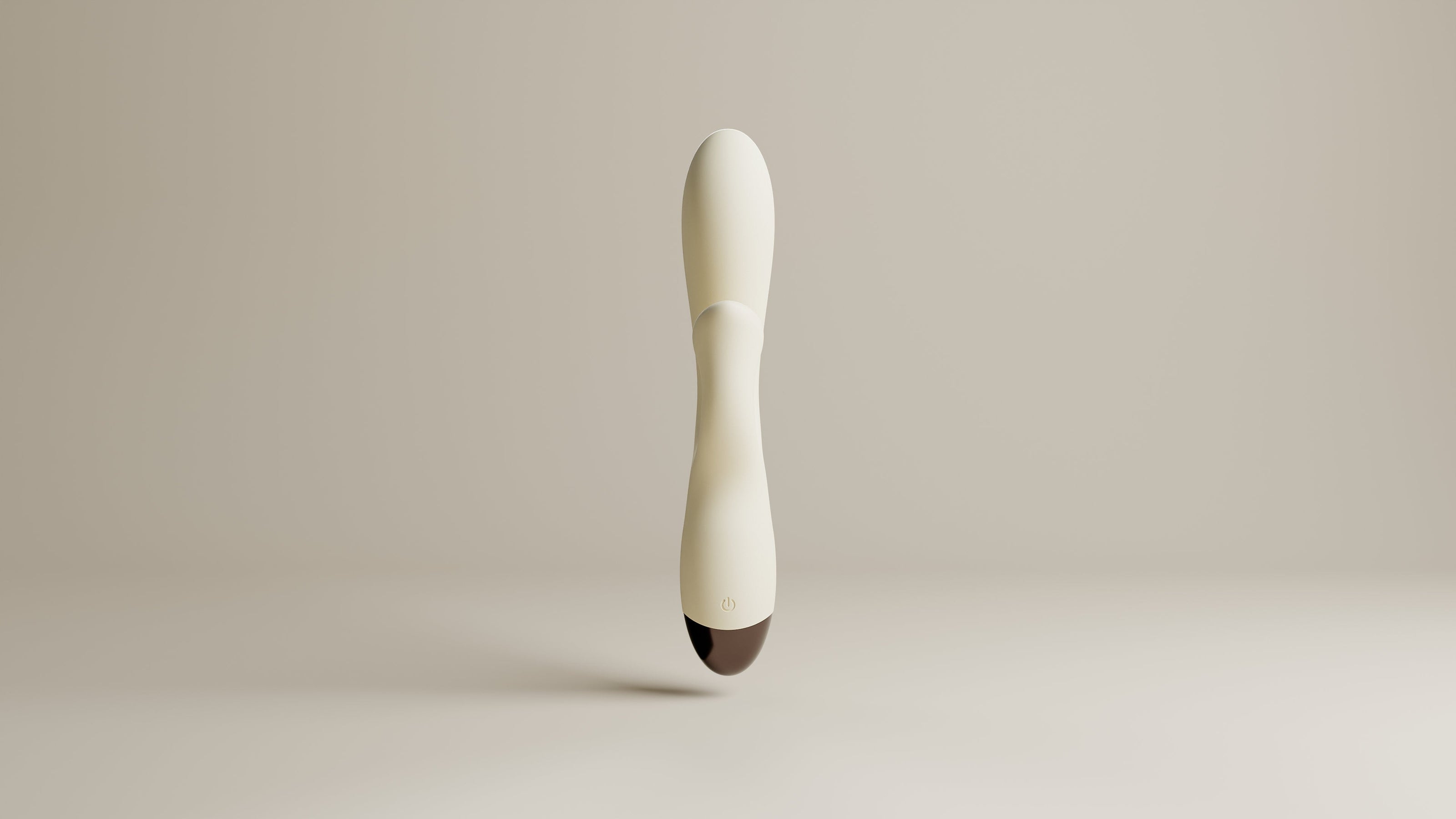 Witte Tarzan vibrator frontaal gefotografeerd, met slanke body, afgeronde top en subtiel knopdetail onderaan