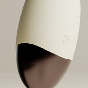 Detail van Odes Seduce Tarzan vibrator met donker afgerond uiteinde, matte witte body en zichtbaar aan-uitknopje