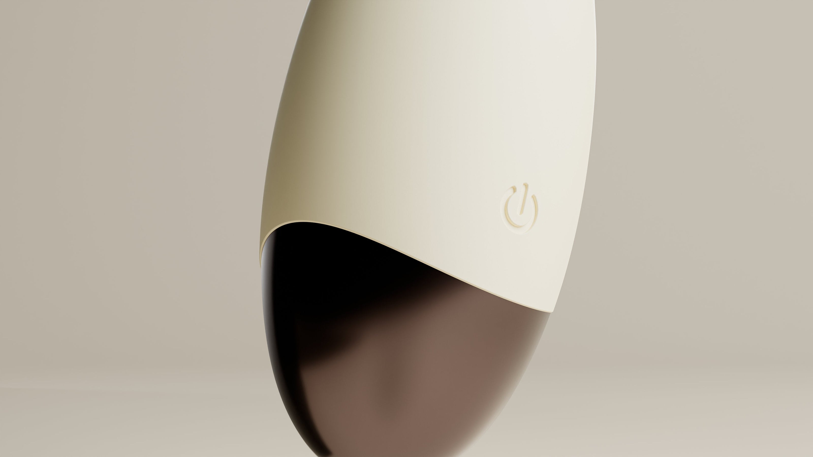 Detail van Odes Seduce Tarzan vibrator met donker afgerond uiteinde, matte witte body en zichtbaar aan-uitknopje