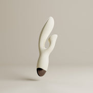 Odes Seduce Tarzan vibrator in mat wit, zwevend in zijaanzicht met gebogen dubbele vorm en donker uiteinde