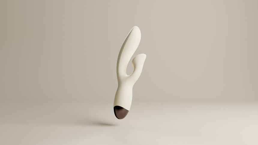 Odes Seduce Tarzan vibrator in mat wit, zwevend in zijaanzicht met gebogen dubbele vorm en donker uiteinde