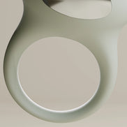 Close-up van Odes Surrender cockring met ronde opening, zachte matte rand en afgeronde siliconen vorm