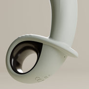 Close-up van de Odes Swell anale vibrator met ronde ringbasis, donkere inzet en subtiele reliëfrand