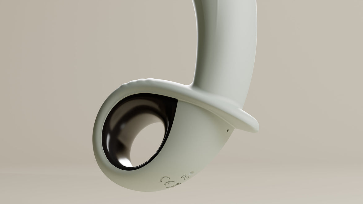 Close-up van de Odes Swell anale vibrator met ronde ringbasis, donkere inzet en subtiele reliëfrand