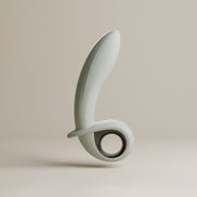 Odes Swell grijze anale vibrator met gebogen vorm, brede basis en ronde ring op beige studioachtergrond