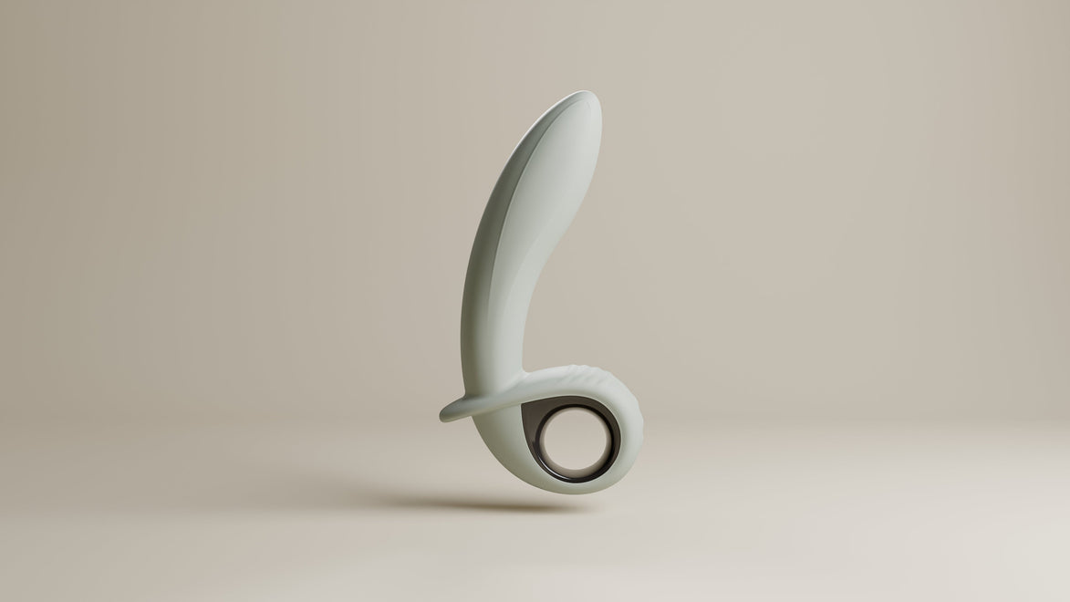 Odes Swell grijze anale vibrator met gebogen vorm, brede basis en ronde ring op beige studioachtergrond