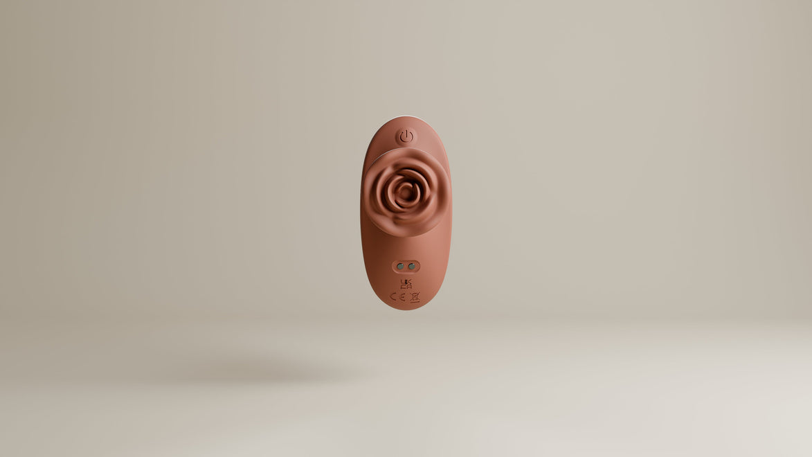 Odes The Touch clitorisvibrator frontaal gefotografeerd, met roosvormige kop, ronde knop en zachte terracotta afwerking