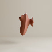 Terracotta Odes The Touch clitorisvibrator in zijaanzicht, met afgeronde body en zichtbare roosvormige tappingkop