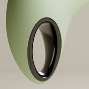 Close-up van het zwarte ringhandvat van de Odes Unite rabbit vibrator in saliegroen met gladde afwerking