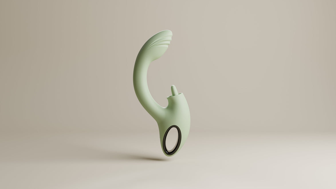 Saliegroene Odes Unite rabbit vibrator met gebogen schacht en ringvormig handvat op beige achtergrond