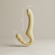 Beige Odes Within strapless strap-on vibrator met zichtbare maataanduidingen rond de gebogen dubbele vorm