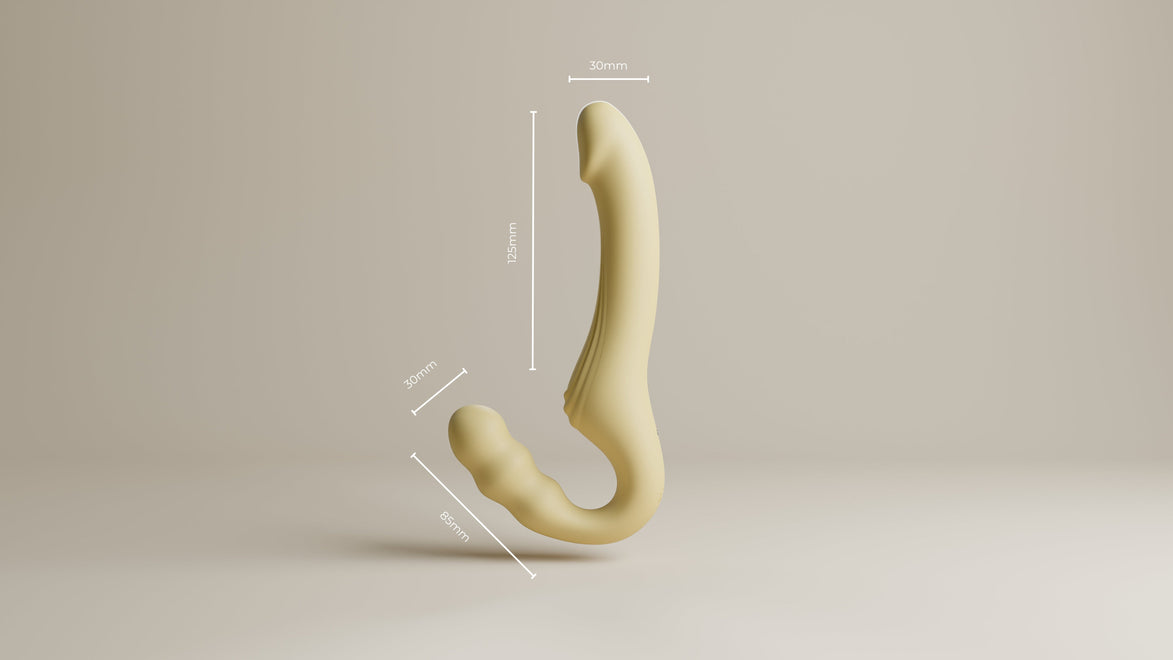 Beige Odes Within strapless strap-on vibrator met zichtbare maataanduidingen rond de gebogen dubbele vorm