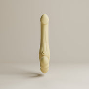 Odes Within vibrator in beige, frontaal gefotografeerd met lang gebogen ontwerp en subtiele ribdetails