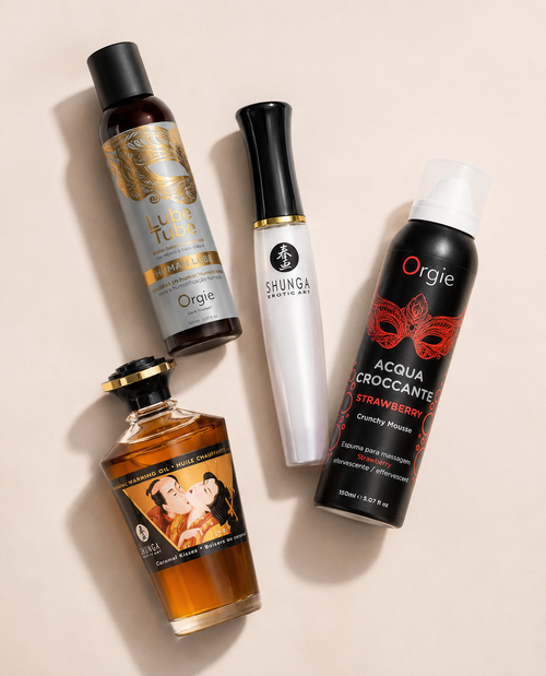 Luxe selectie met Orgie glijmiddel, Shunga massageolie en intieme mousse op zachte beige achtergrond