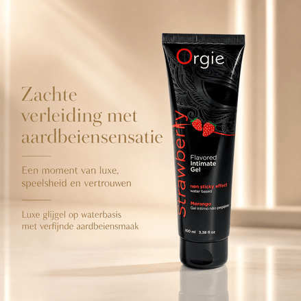 Orgie Strawberry glijgel op waterbasis in zwarte tube, luxe beige campagnebeeld met aardbeiensmaak