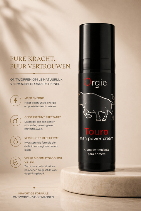 Orgie Touro Max sprayflacon in zwart en rood op beige podium, met informatieve tekst links