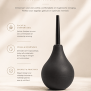 Ouch! by Shots Anale Douche Klein in zwart met smalle tuit, rechtopstaand op beige wellnessachtergrond.