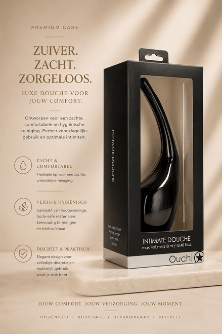 Ouch! by Shots intieme douche PVC zwart in verpakking met zichtbaar gebogen opzetstuk en tekst Zuiver, zacht, zorgeloos