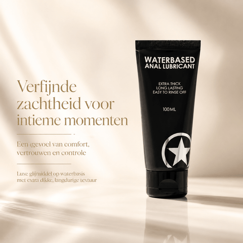 Ouch! zwarte glijmiddel tube op waterbasis in luxe beige campagnebeeld voor comfort bij intieme momenten