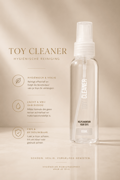 Pharmquests Speelgoedreiniger Spray 100 ml in transparante flacon met Toy Cleaner tekst op beige sfeerbeeld.