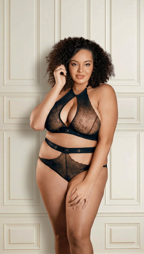 Plus size model in een elegante zwarte kanten lingerieset voor een klassieke crèmekleurige muur met vakwerk