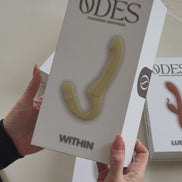 ODES Within gele vibrator op verpakking, getoond in handen bij marmeren tafel voor productvideo