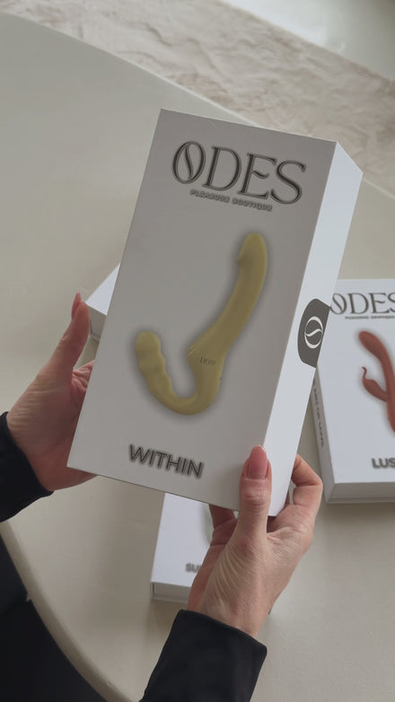 ODES Within gele vibrator op verpakking, getoond in handen bij marmeren tafel voor productvideo