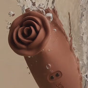 Roosvormige vibrator in warme huidskleur onder water met luchtbellen, close-up voor productpagina