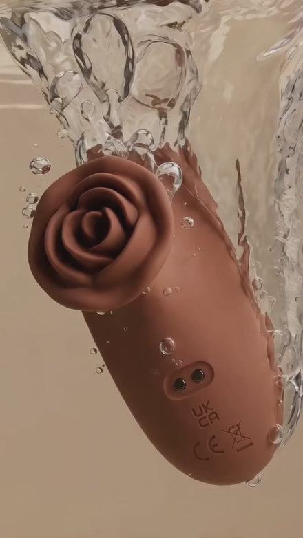 Roosvormige vibrator in warme huidskleur onder water met luchtbellen, close-up voor productpagina