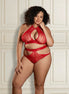 Vrouw met krullend haar in een rode kanten lingerieset: halter-bh met druppelvormige opening, taillebandje en slip