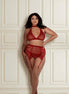 Vrouw in een rode lingerieset met halter-bralette, kanten jarretelgordel, halsband en huidkleurige kousen