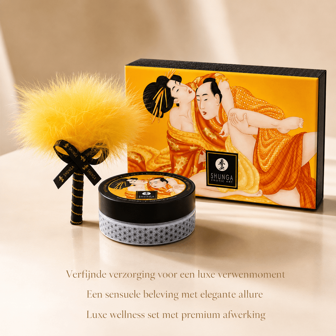 Shunga Kissable Body Powder Mango 75 gr met gele doos, potje en zachte veerkwast in warme luxe setting
