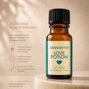 Spanish Fly Love Potion flesje 10 ml op beige podium met tekst Meer passie, meer verbinding links
