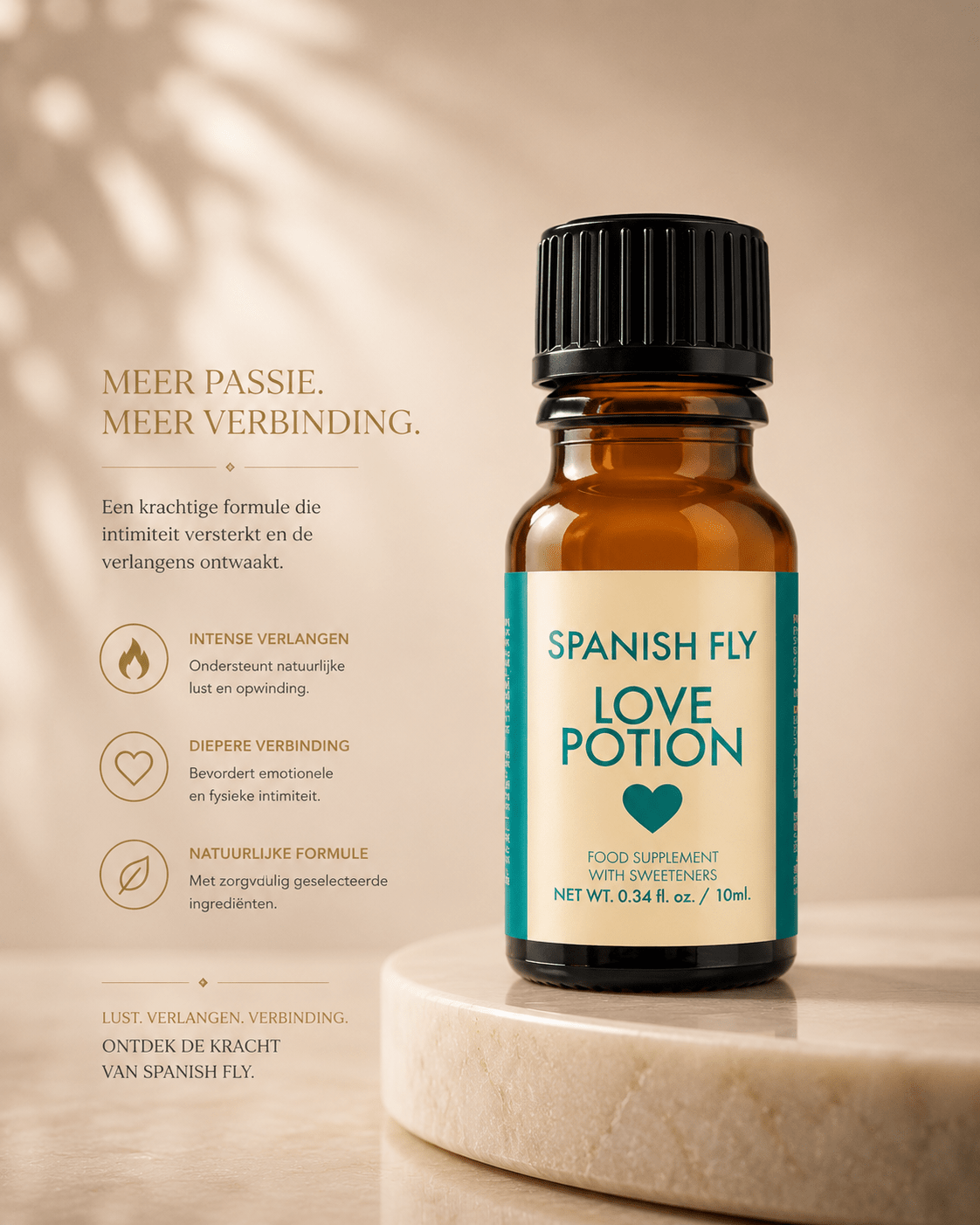 Spanish Fly Love Potion flesje 10 ml op beige podium met tekst Meer passie, meer verbinding links