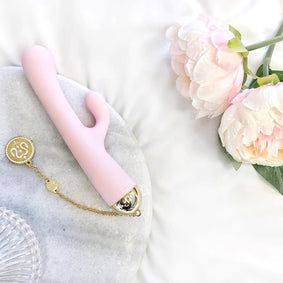 Roze Zalo vibrator met gouden detail op marmeren schaal naast zachte bloemen, luxe sfeerbeeld voor Touch-Me nieuwsbrief