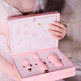 Roze Zalo vibratorset in luxe geschenkdoos, vastgehouden bij witte kant als Touch-Me nieuwsbrief sfeerbeeld