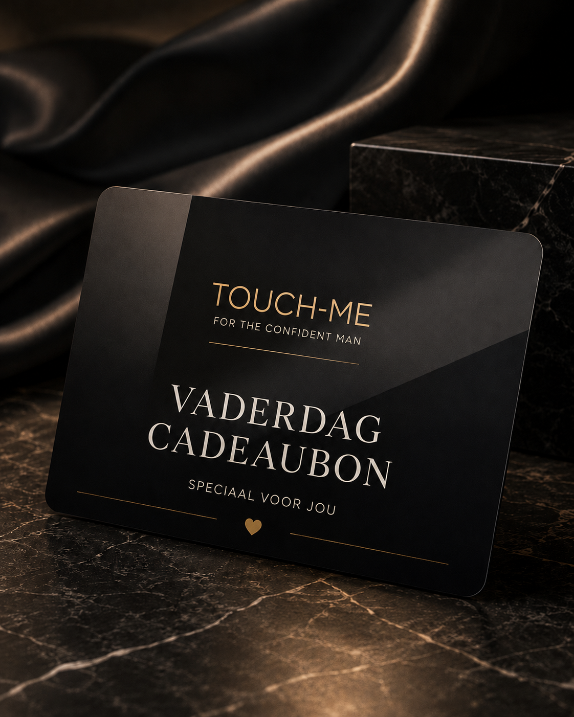 Zwarte Touch-Me Vaderdag cadeaubon op marmeren ondergrond met satijnglans en tekst speciaal voor jou