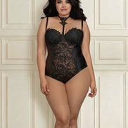 Curvy vrouw in een zwarte kanten body met geborduurde cups, halsband met kanten hanger en donkere zijpanelen