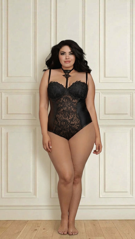 Curvy vrouw in een zwarte kanten body met geborduurde cups, halsband met kanten hanger en donkere zijpanelen