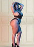 Model in zwarte kanten bh en slip, schuin van opzij in rood en blauw licht