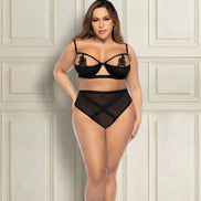 Model in zwarte lingerieset met kanten cupdetails en hoge mesh slip, vooraanzicht