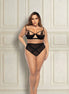 Model in zwarte lingerieset met kanten cupdetails en hoge mesh slip, vooraanzicht