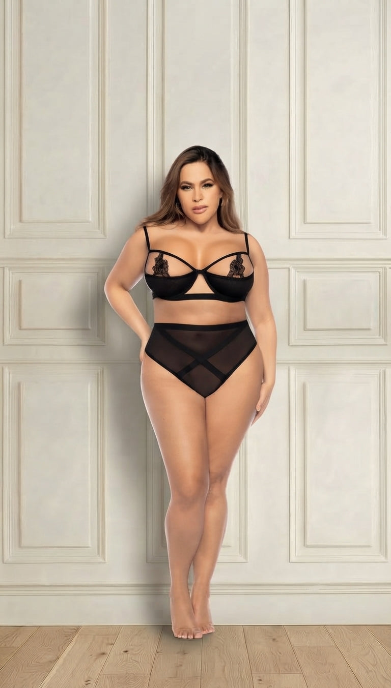Model in zwarte lingerieset met kanten cupdetails en hoge mesh slip, vooraanzicht